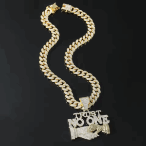 Goldene Iced Out Halskette mit „Trust No One“-Anhänger und Handschlag-Motiv auf weißem Hintergrund